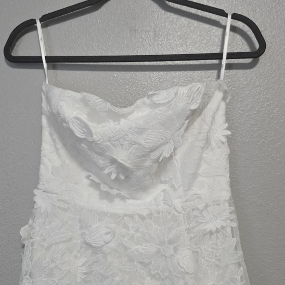 🎀$20 SALE🎀NWT Lulu's Elevated Sensation White 3D Floral Embroidered Midi Dress - Picture 3 of 8